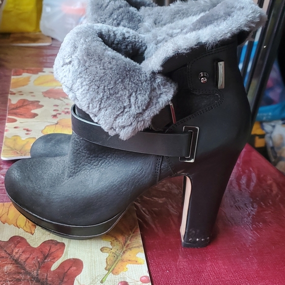 Shoes - Picture 3 of 4